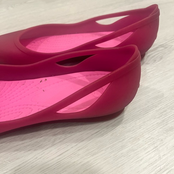 Women’s pointed toe Crocs flats - Picture 3 of 5